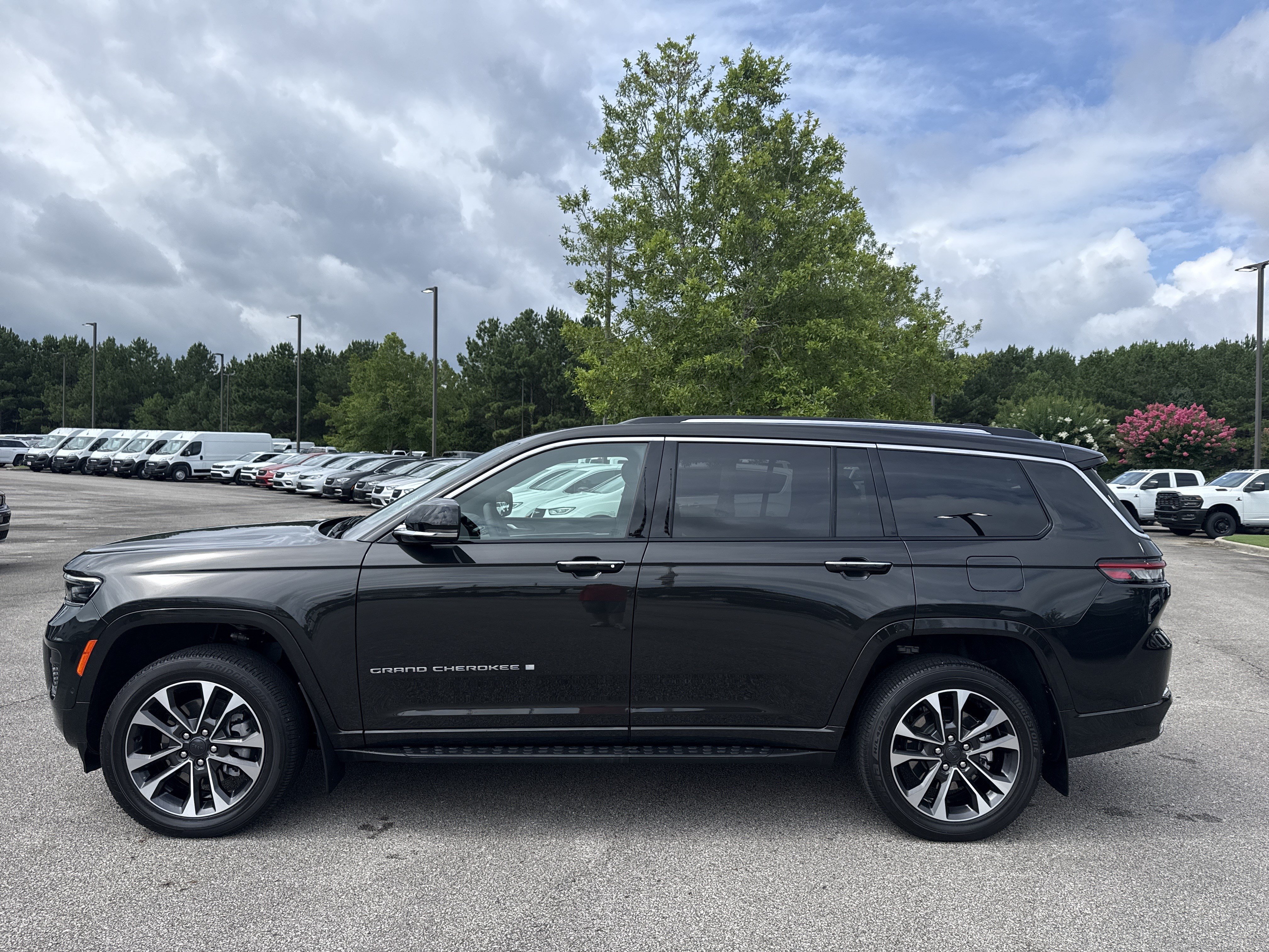 Used 2023 Rocky Mountain Pearlcoat Jeep Overland image 4