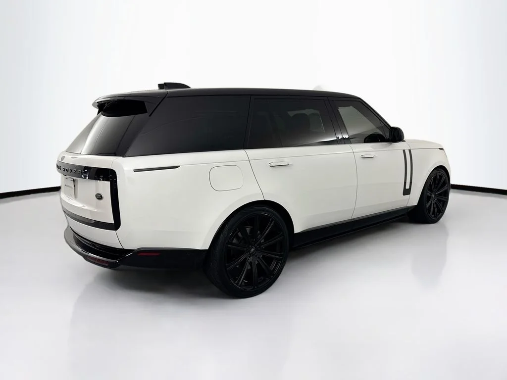 Used 2023 White Land Rover SE image 5