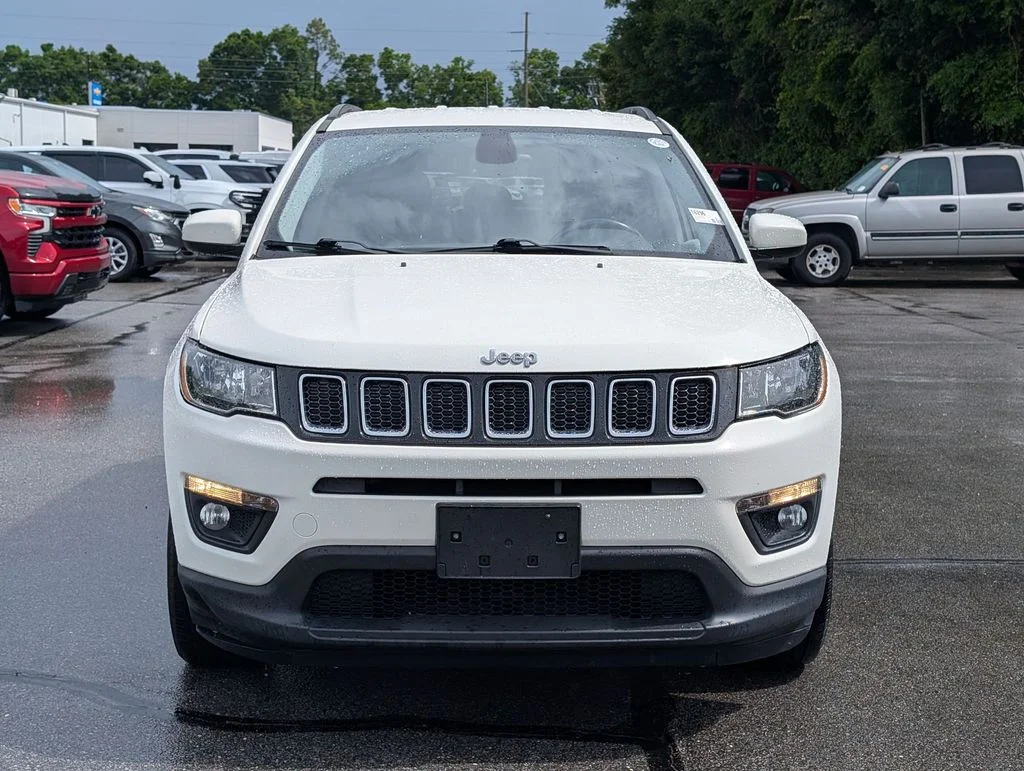 Used 2018 White Jeep Latitude image 8