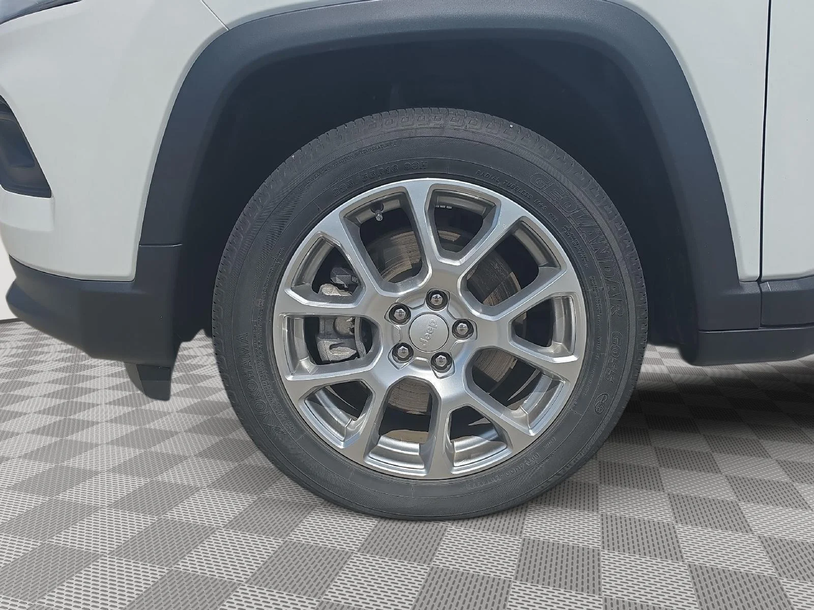 Used 2023  Jeep Latitude Lux image 9