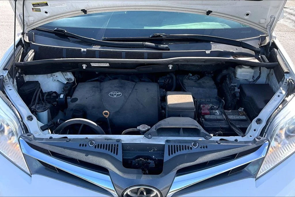 Used 2020 White Toyota XLE Premium image 30