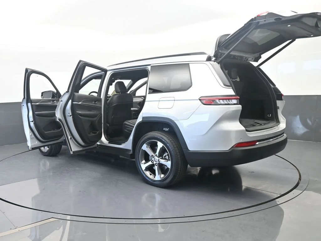Used 2025 Silver Jeep Limited image 77