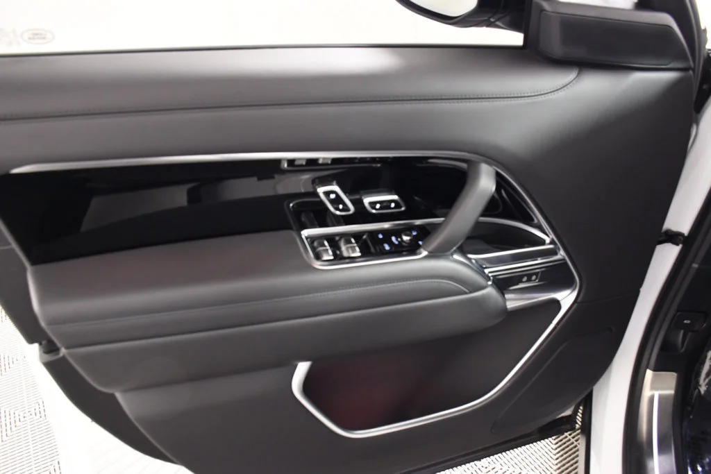 Used 2026  Land Rover SE image 14