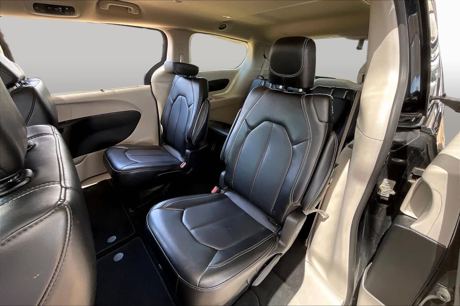 Used 2024 Diamond Black Crystal Pearlcoat Chrysler Touring L image 19