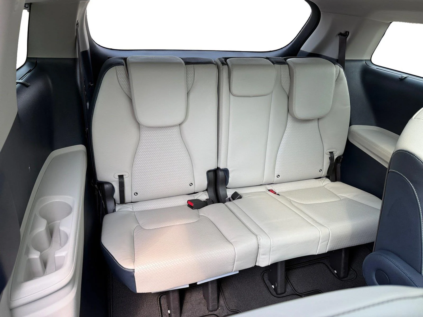 Used 2025 Snow White Pearl Kia SX Prestige image 28