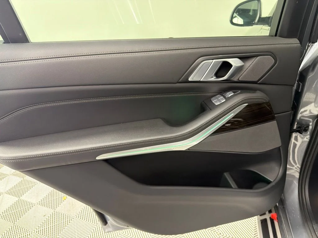 Used 2025 Gray BMW xDrive40i image 21