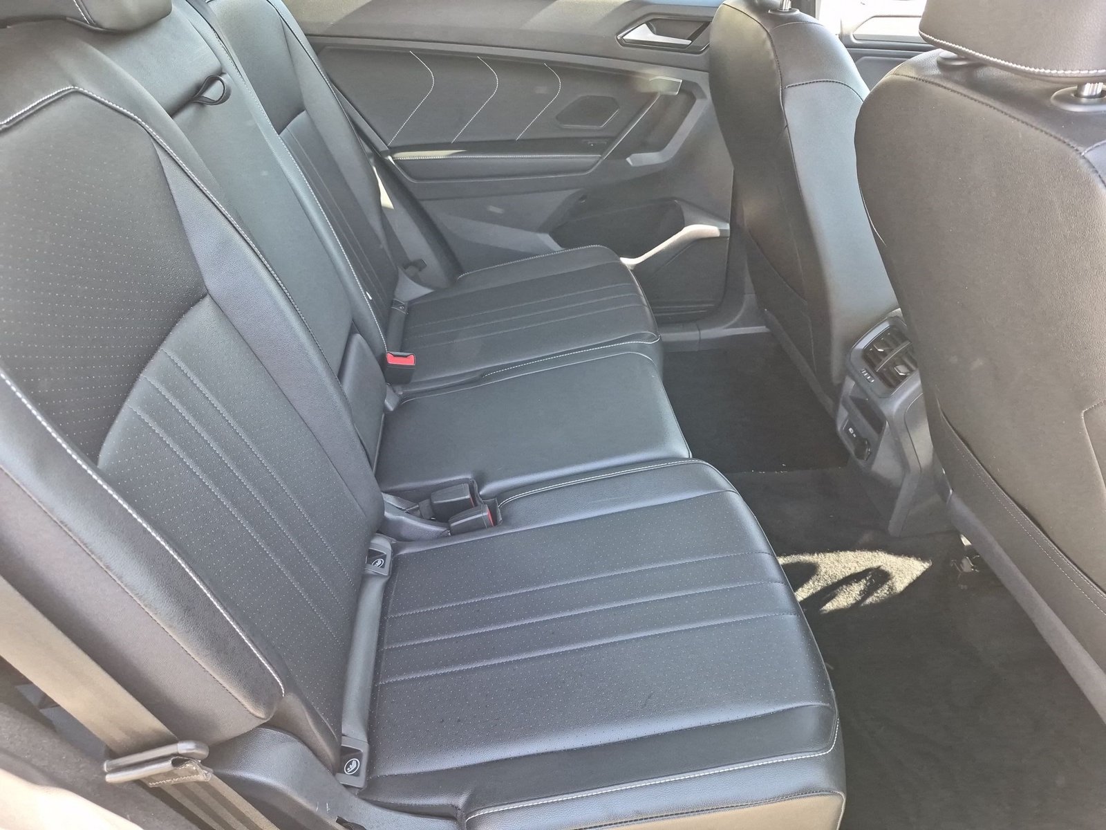 Used 2024 White Volkswagen SE image 18