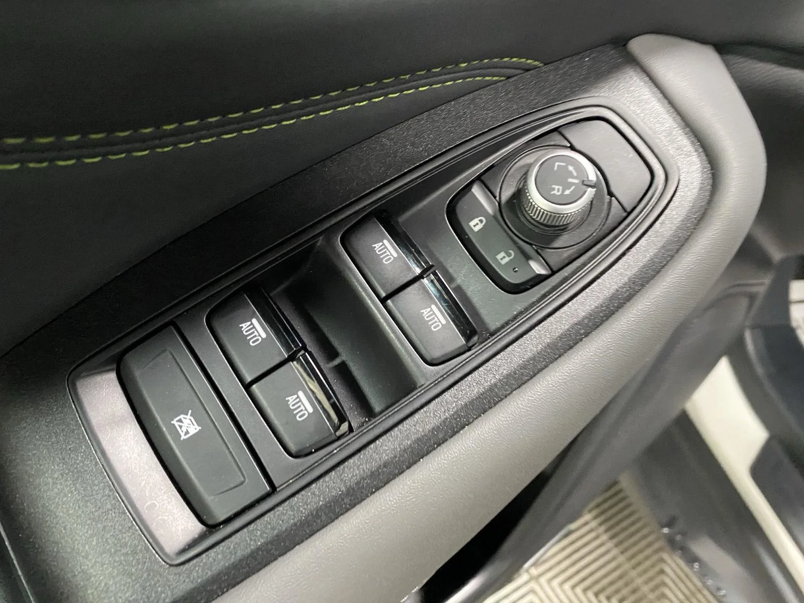 Used 2025 Crystal White Pearl Subaru Onyx Edition image 24
