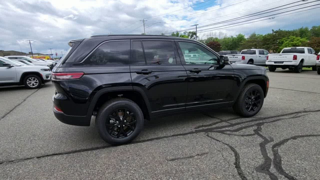 New 2026 Diamond Black Crystal Pearlcoat Jeep Laredo Altitude image 9