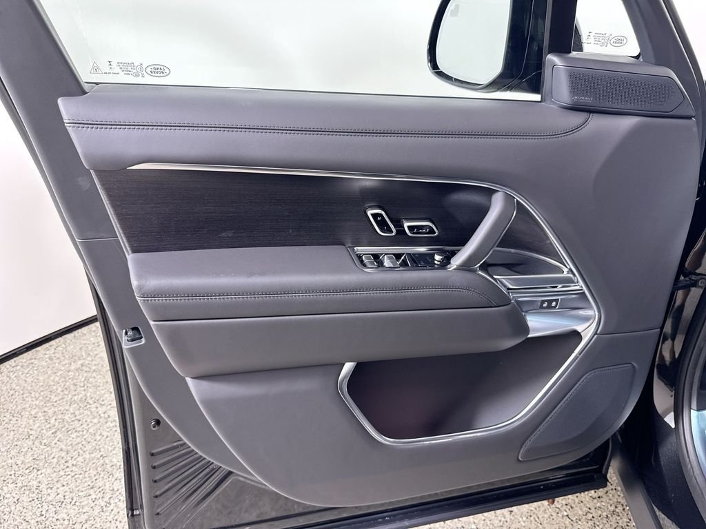 New 2026 SANTORN BLK MET Land Rover SE image 13