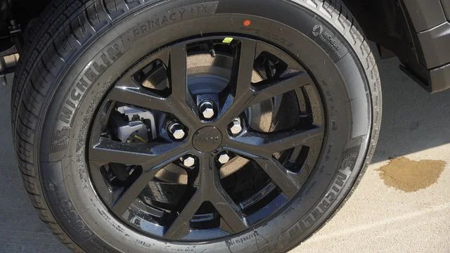 New 2026 Baltic Gray Metallic Clear-Coat Exterior Paint Jeep Altitude image 11