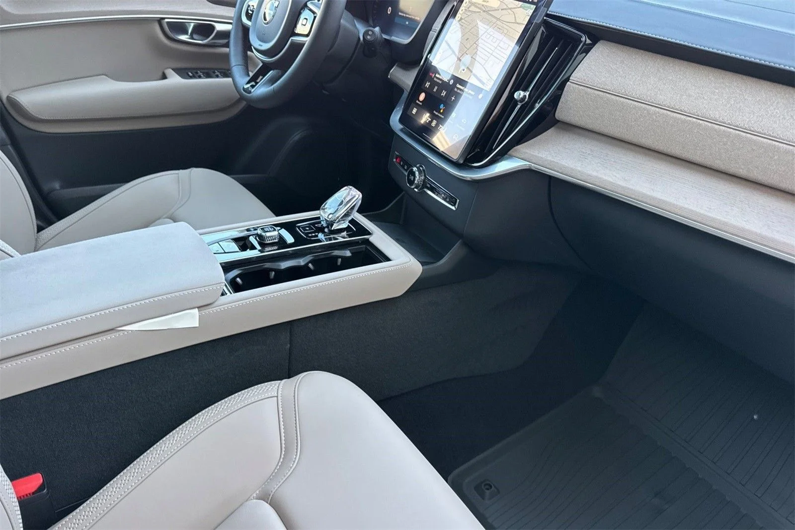 2026 Volvo XC90 Plus - Photo 18