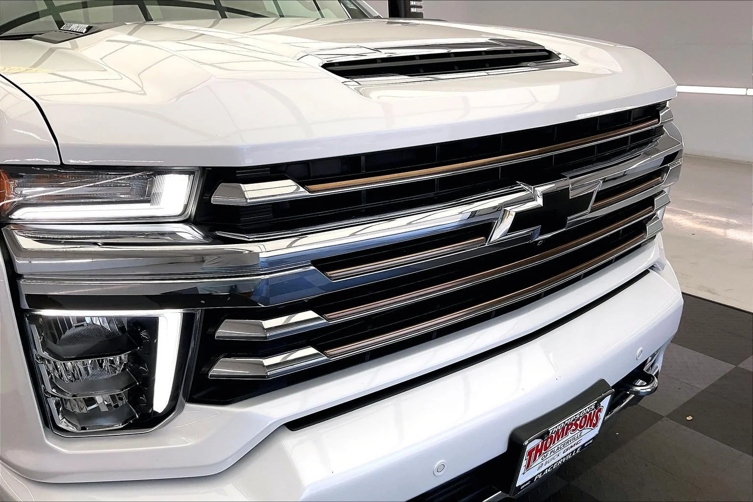Used 2022 Iridescent Pearl Tricoat Chevrolet High Country image 30