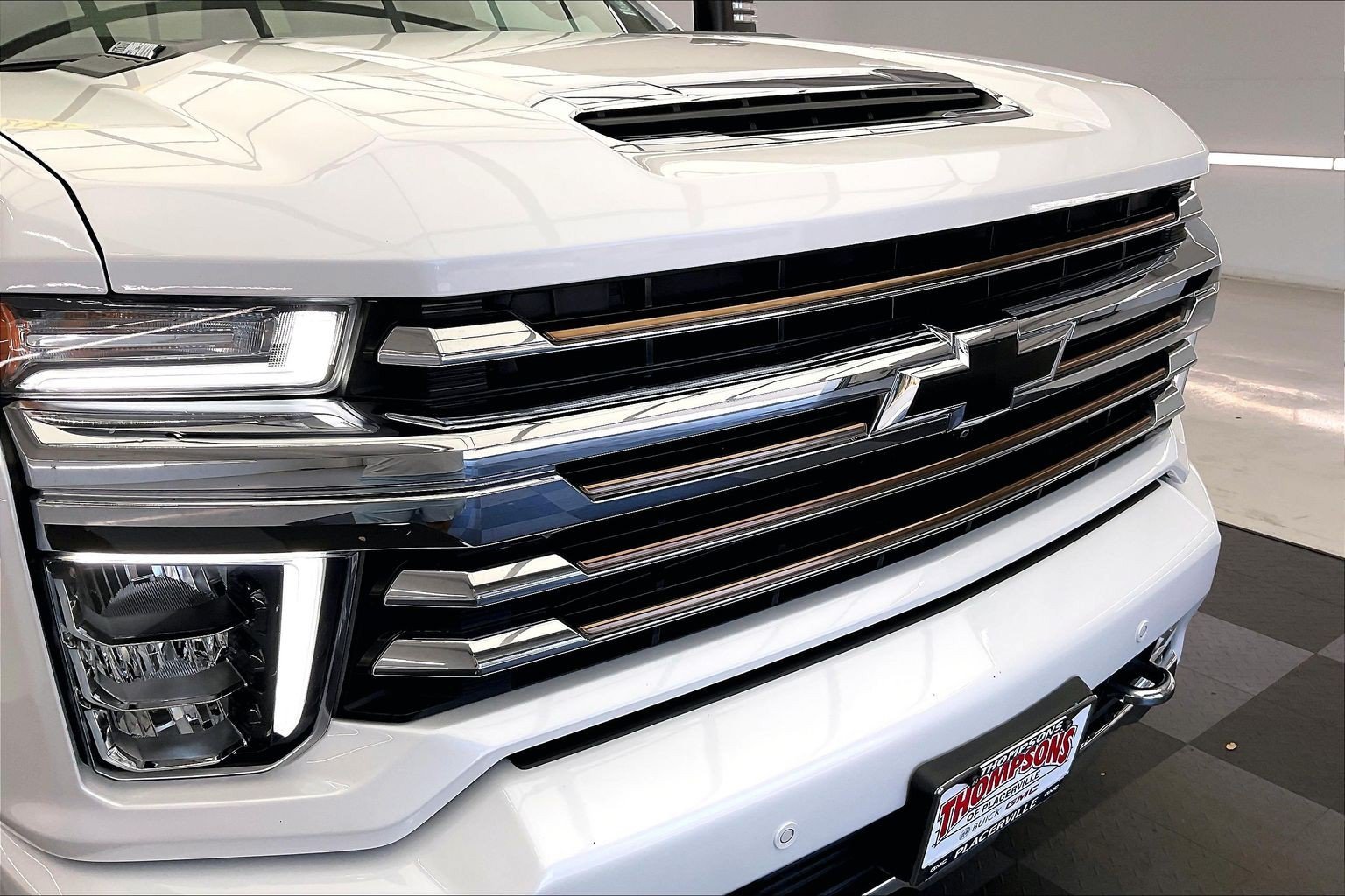 Used 2022 Iridescent Pearl Tricoat Chevrolet High Country image 30