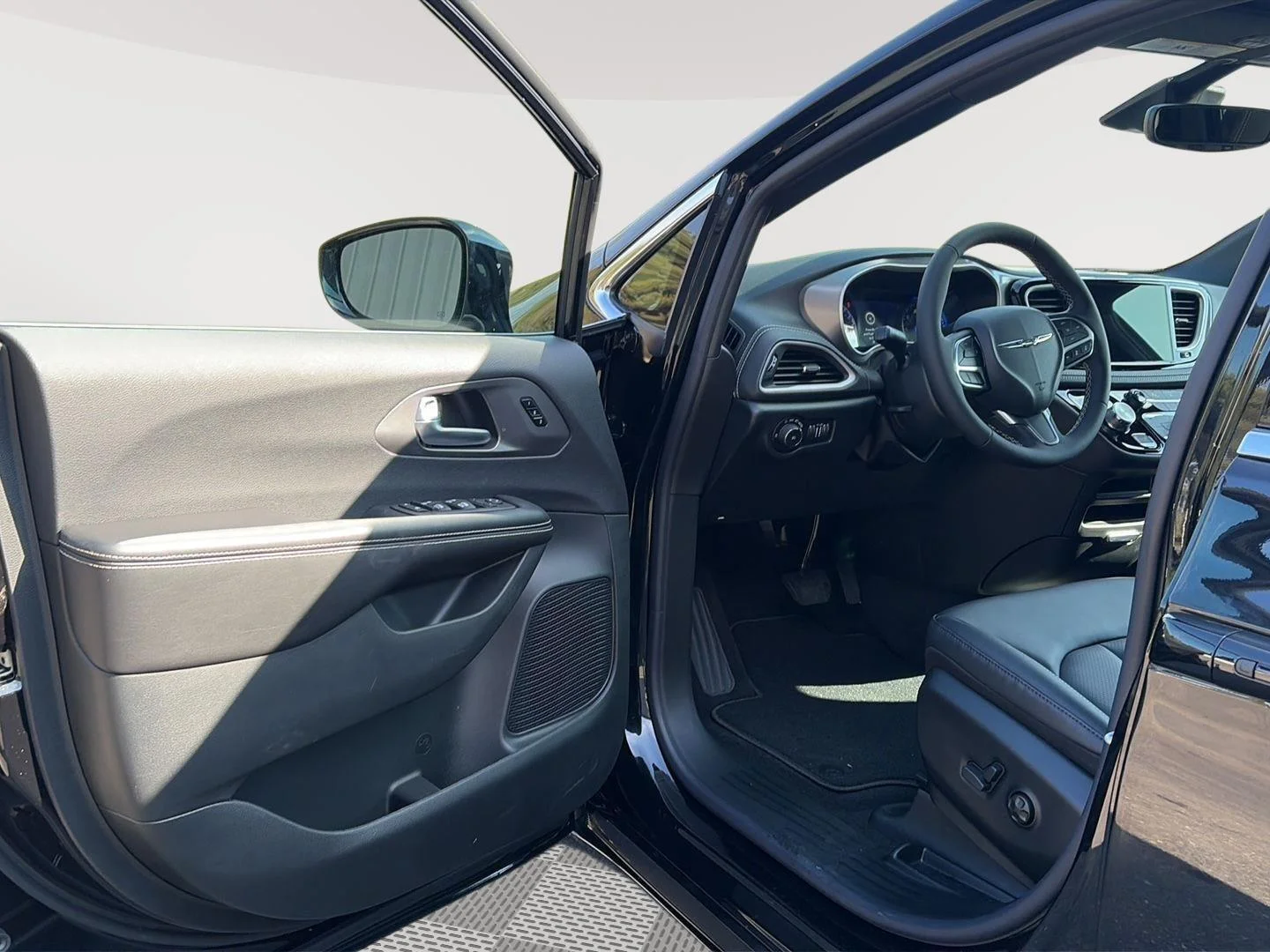 New 2026 Diamond Black Crystal Pearl-Coat Exterior Paint Chrysler Select image 9