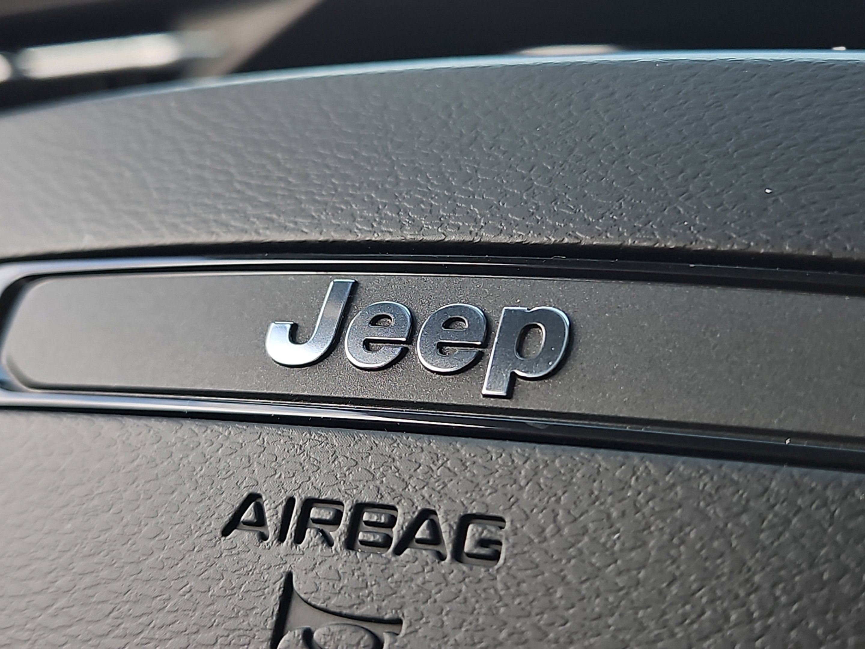 New 2026 Bright White Clear-Coat Exterior Paint Jeep Laredo image 30