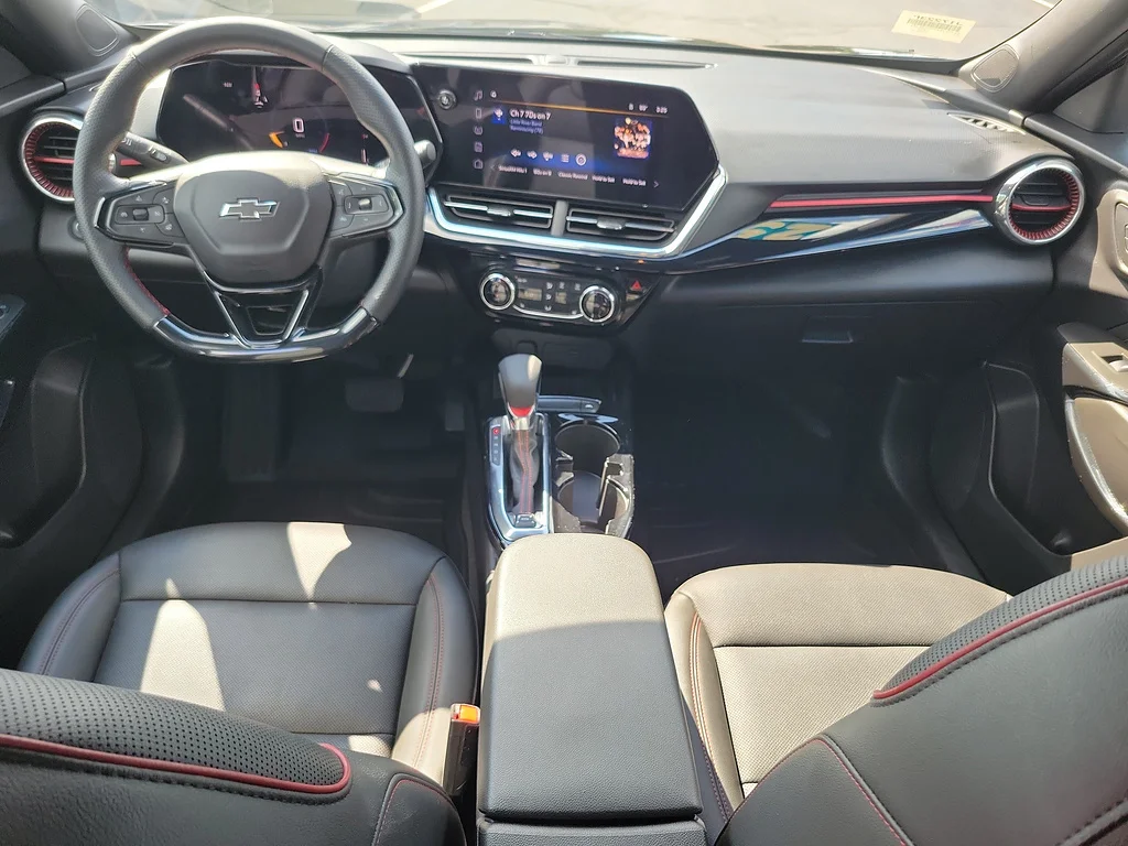 2025 Chevrolet Trax RS, photo 8 of 12