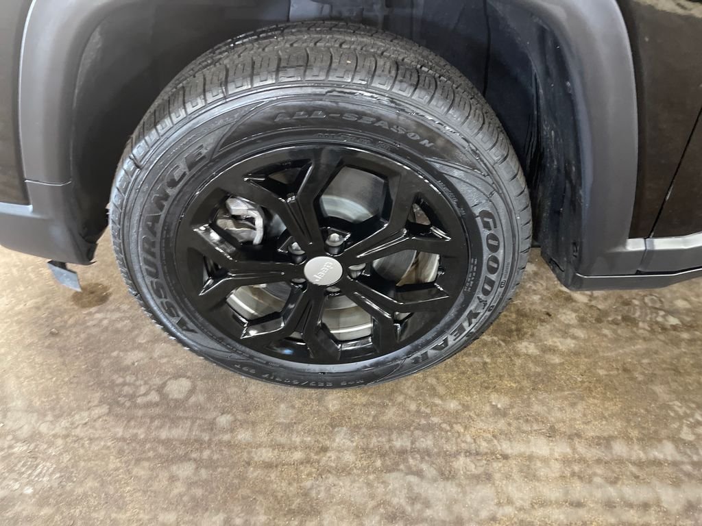 Used 2024 Black Jeep Latitude image 11