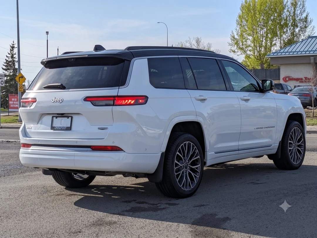 New 2026 White Jeep Summit - - 4x4 - 2.0L Turbo Engine - Adaptive Cruise Control - Blind Spot Monitor & More! image 8