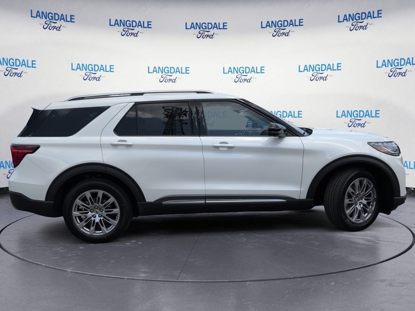 New 2026 Star White Metallic Tri-Coat Ford Platinum image 3