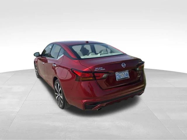 Used 2019 Red Nissan 2.5 Platinum image 5