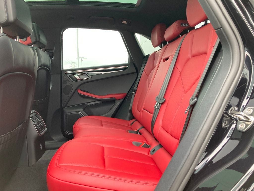 2025 Porsche Macan - Photo 17