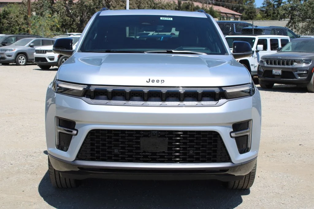 New 2026 Silver-Zynith Exterior Paint Jeep Limited Reserve image 2