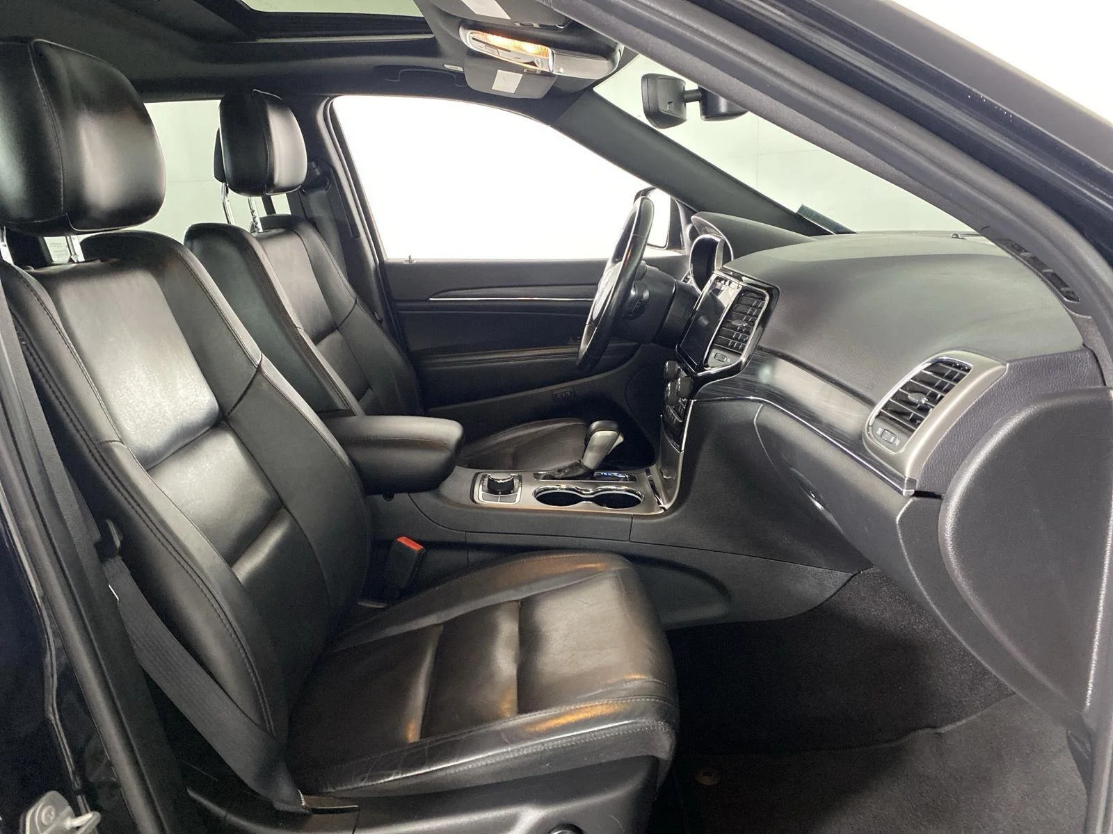 Used 2020 Diamond Black Crystal Pearlcoat Jeep Limited image 29