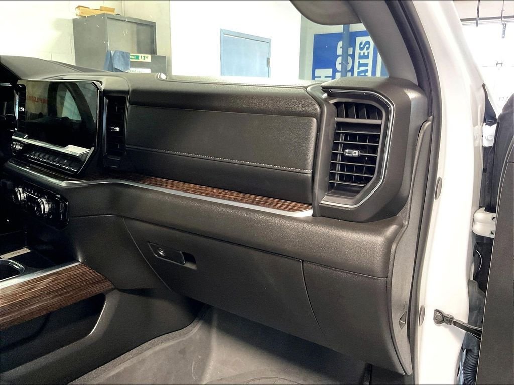 Used 2025 White GMC Elevation image 13