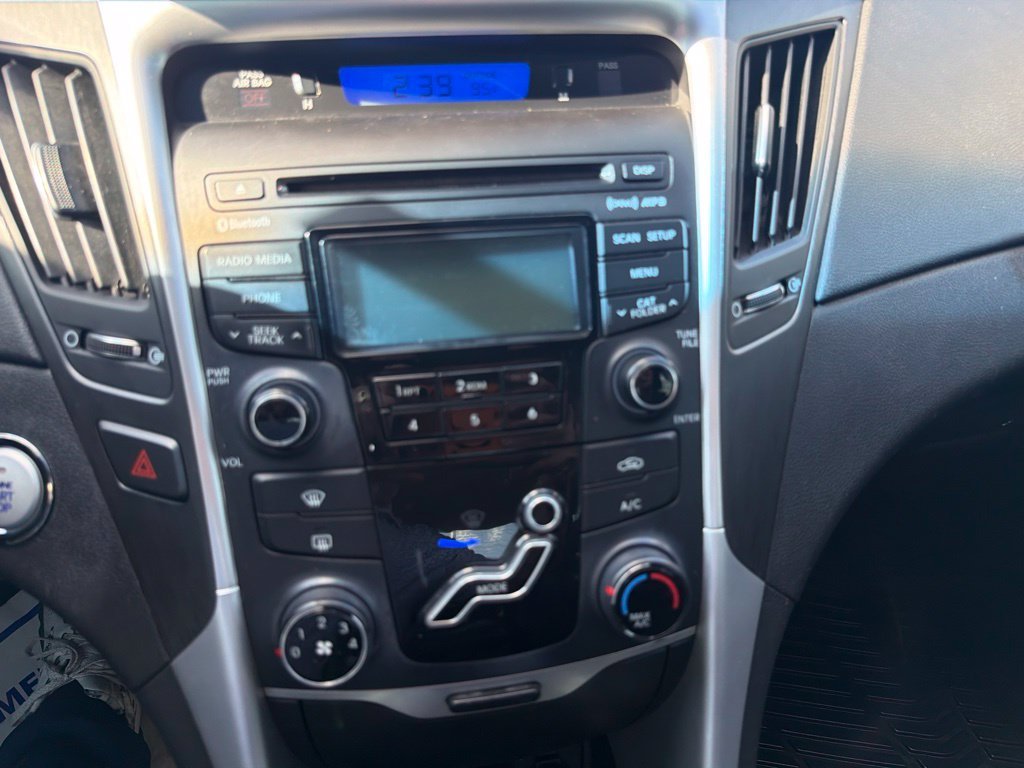 Used 2013 Black Hyundai SE image 16
