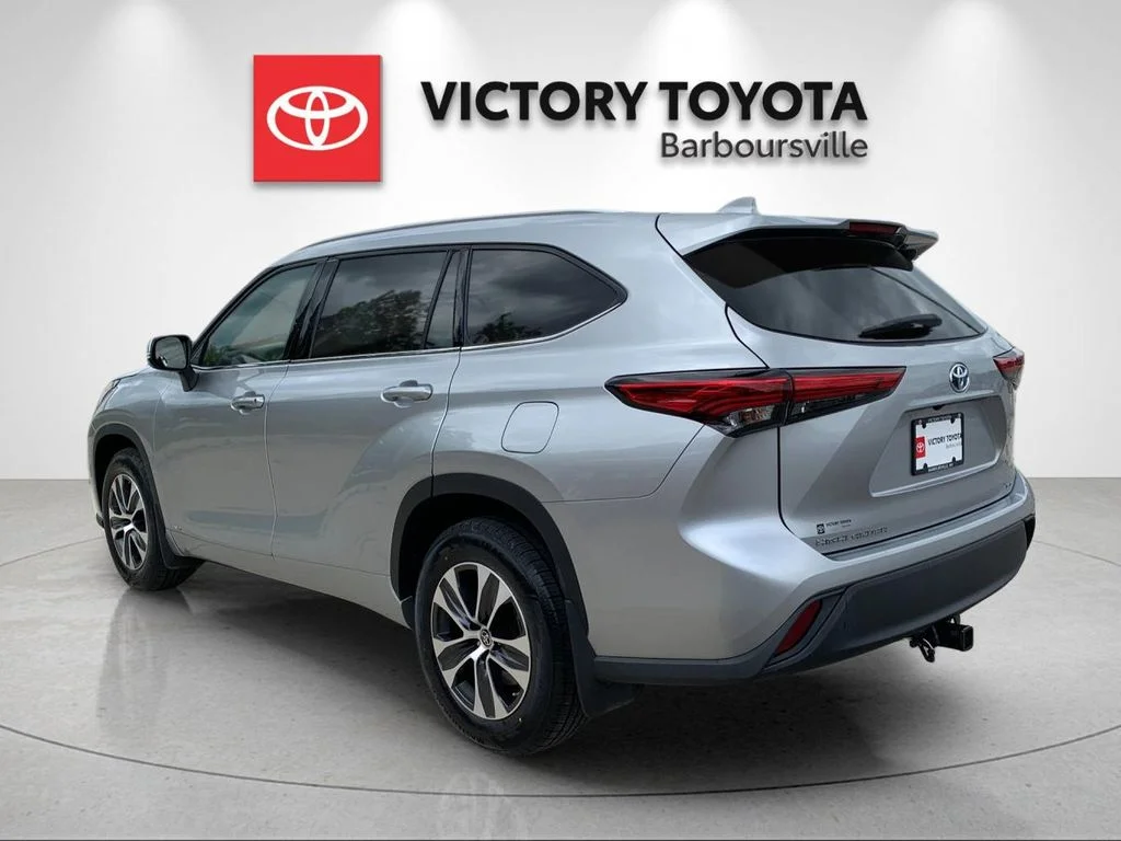 Used 2022 Silver Toyota XLE image 3