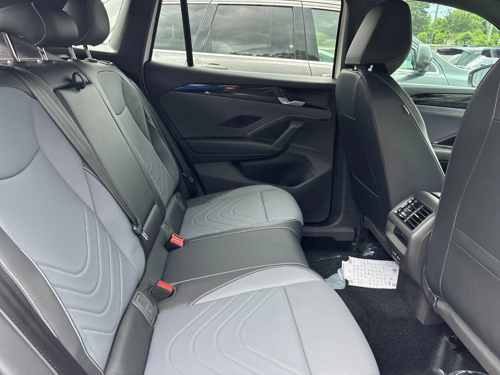 New 2026 opal white with deep black roof Volkswagen SE R-Line Black image 37