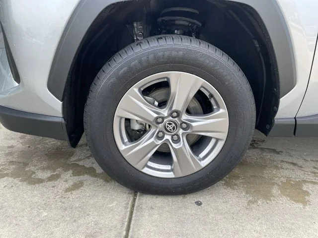 2024 Toyota RAV4 XLE - Photo 13