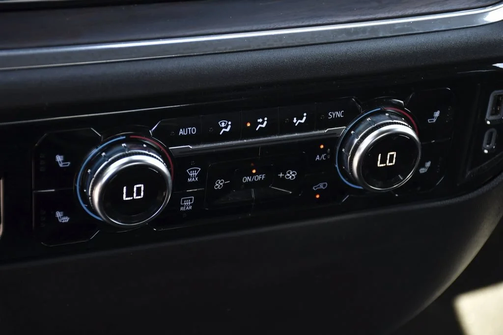 Used 2025 Onyx Black GMC SLT image 13