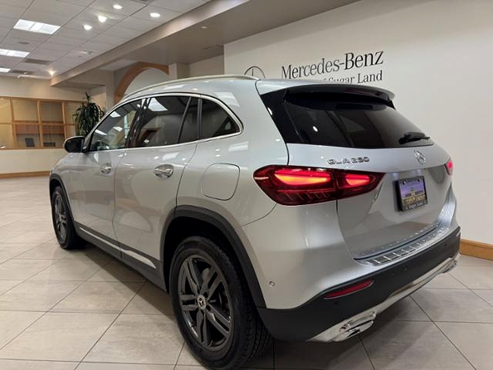 Used 2025 Cirrus Silver Metallic Mercedes-Benz 4MATIC® image 3