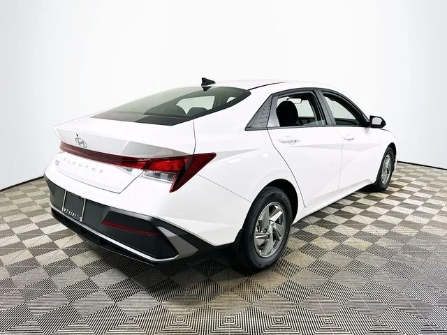 New 2026 Hyundai ELANTRA SE