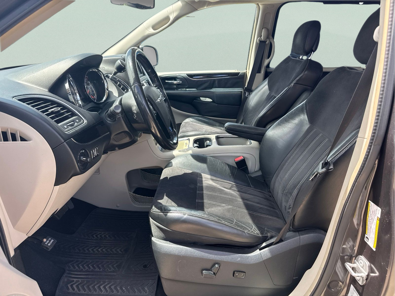 Used 2016 Gray Chrysler Limited image 9