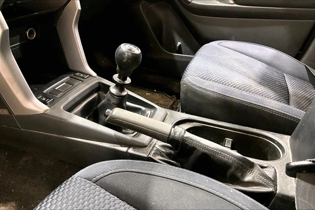 Used 2016 Silver Subaru 2.5i Premium image 14