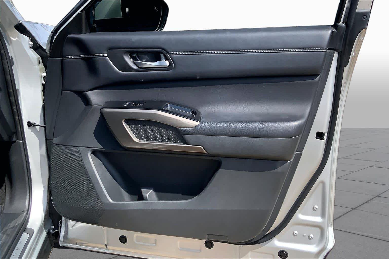 Used 2024 Brilliant Silver Metallic Nissan Platinum image 22