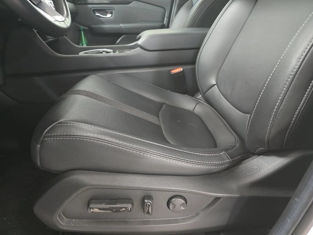 Used 2025 White Honda EX-L image 19