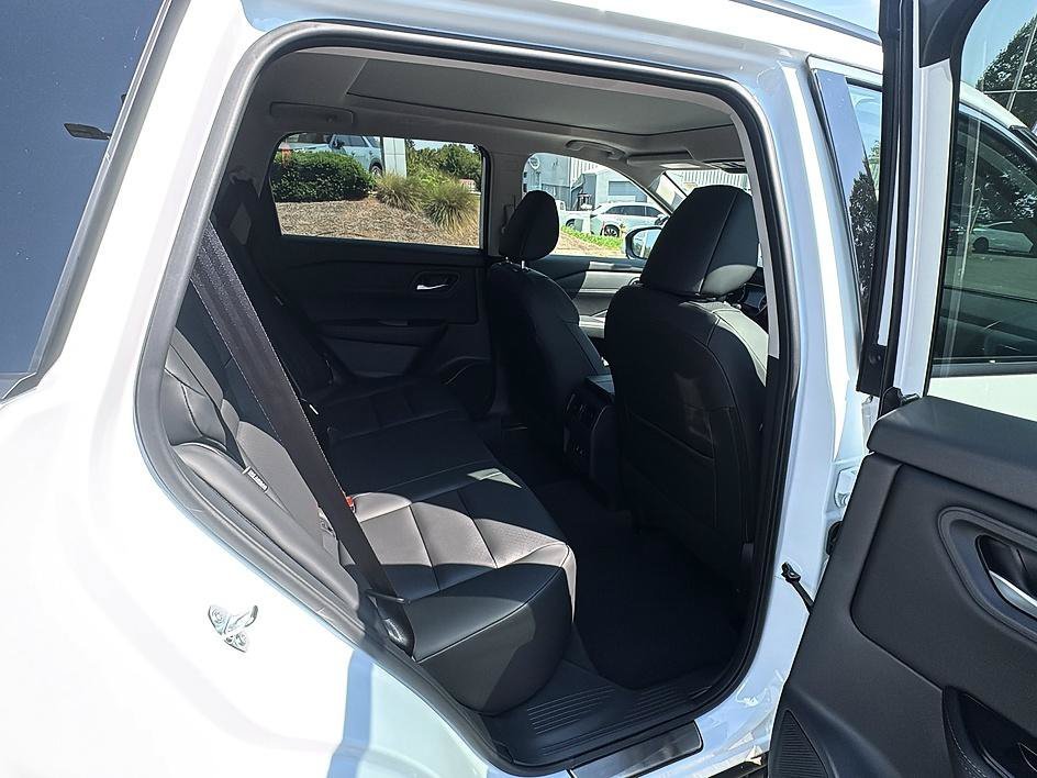 Used 2026 Everest White Pearl Tricoat Nissan Dark Armor image 29