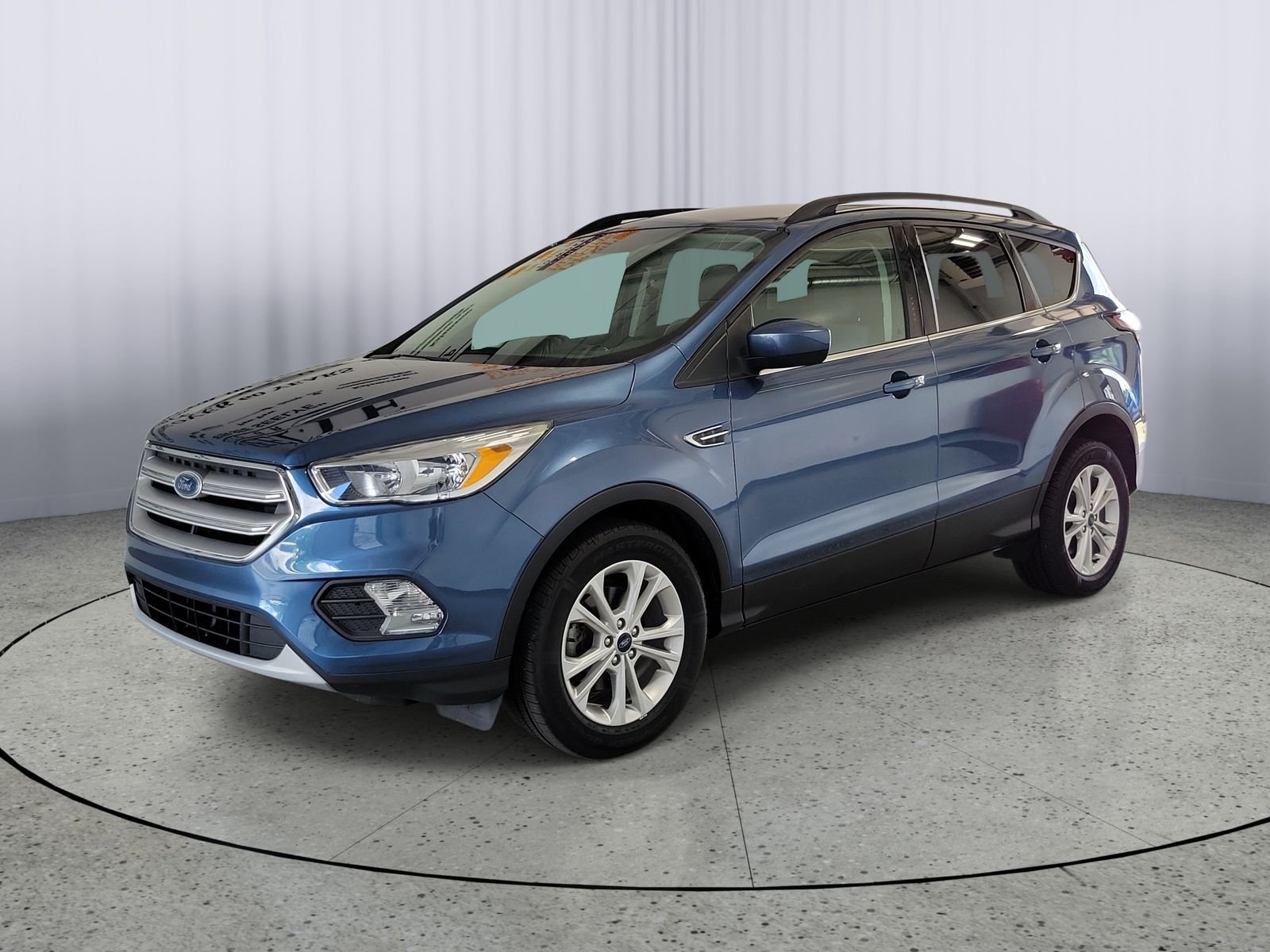Used 2018 Blue Ford SE image 4
