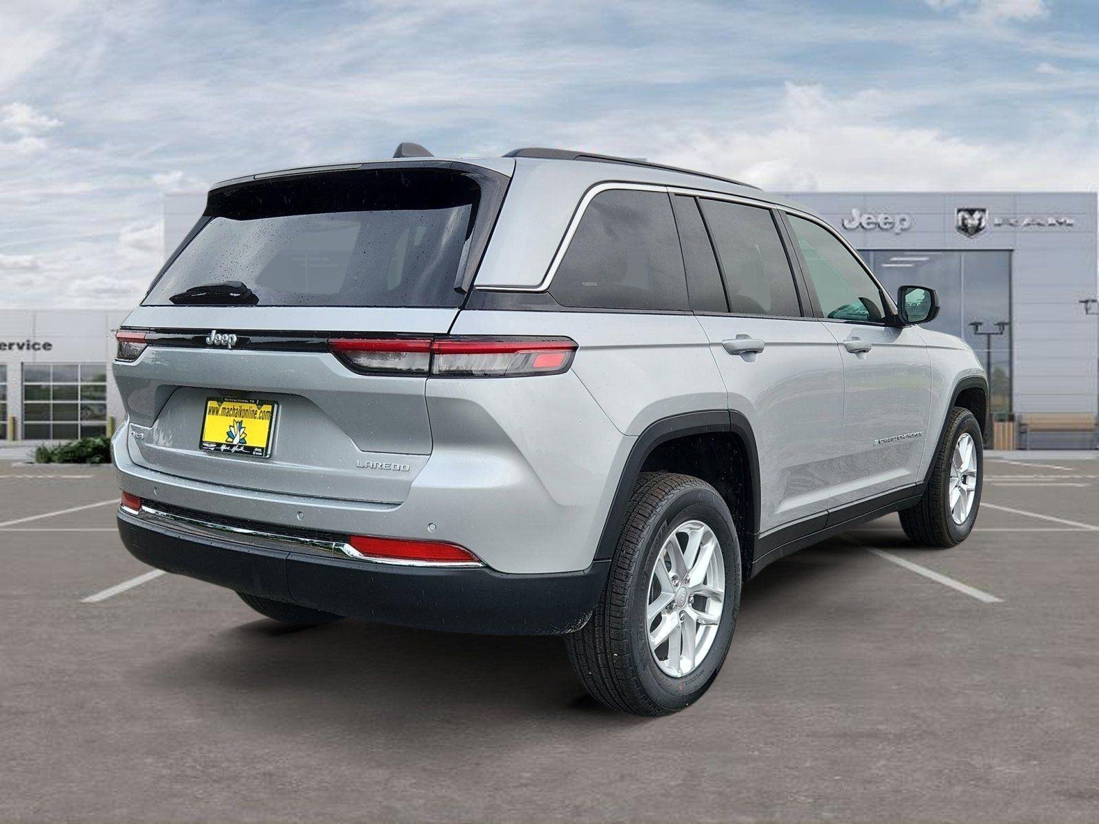 New 2026 Silver Zynith Exterior Paint Jeep Laredo image 5