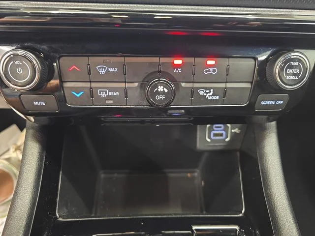 Used 2023 Redline Pearlcoat Jeep Latitude image 23