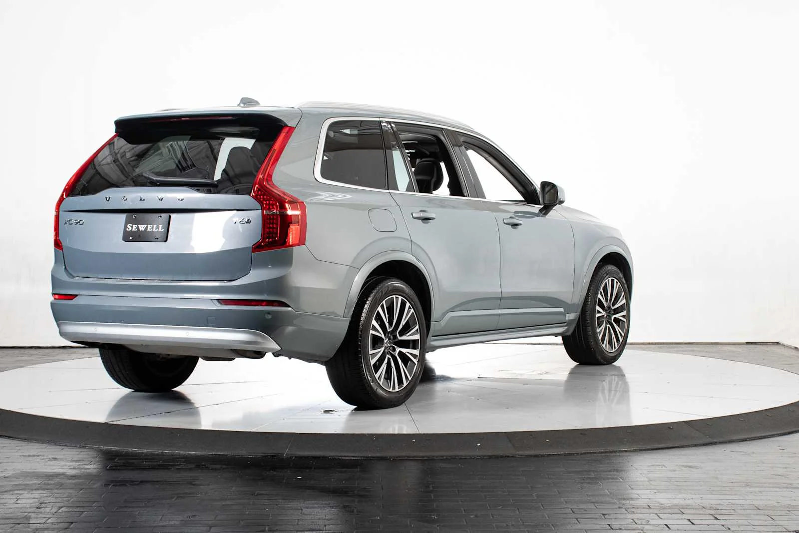 Used 2022 Thunder Grey Metallic Volvo Momentum image 6