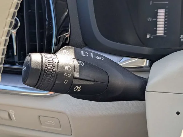 Used 2019  Volvo Momentum image 26