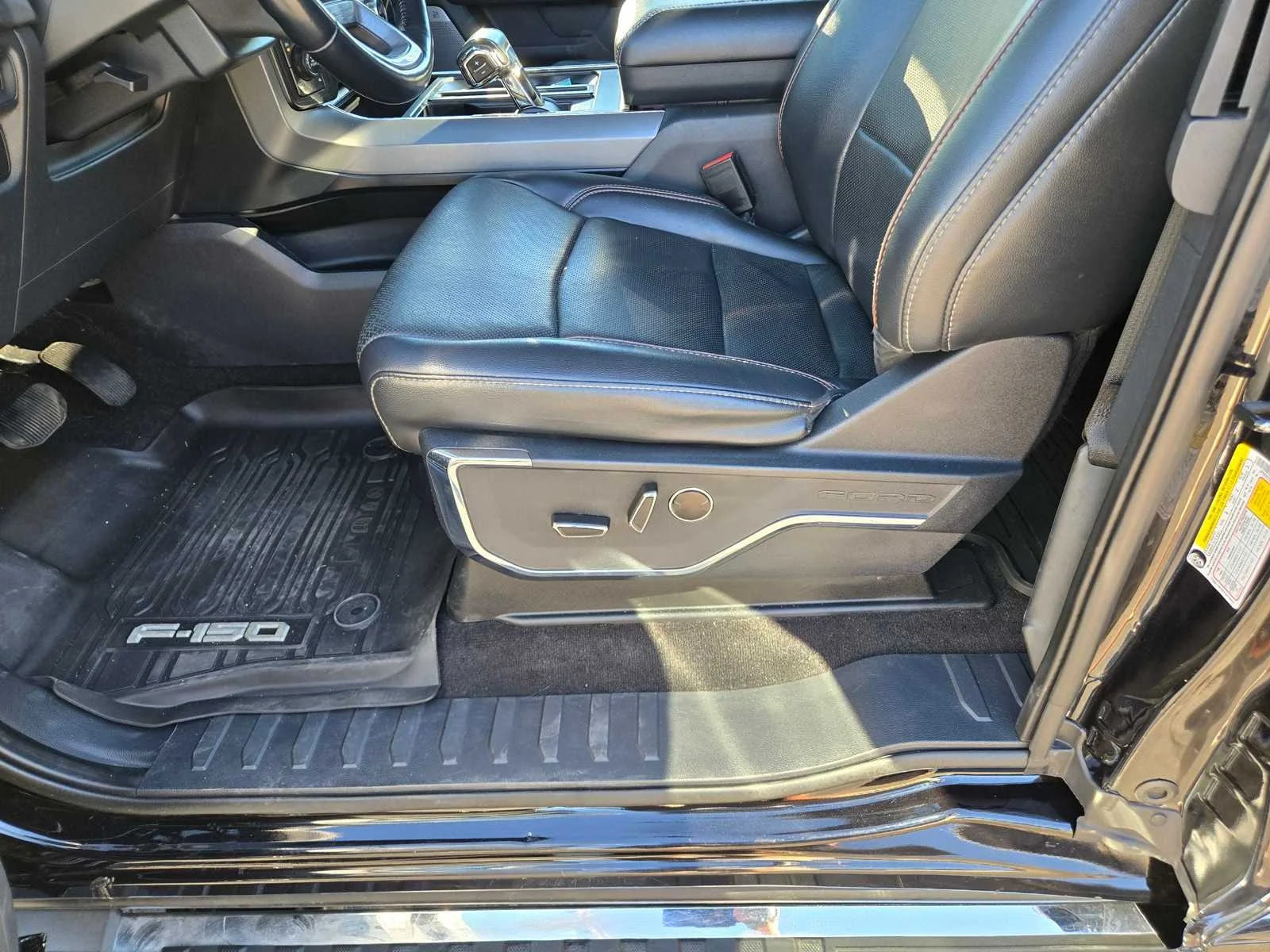 Used 2021  Ford XL image 24