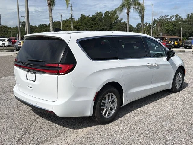 New 2027 Bright White Clear-Coat Exterior Paint Chrysler Select image 4