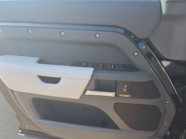 New 2026 Santorini Black Land Rover X-Dynamic SE image 19