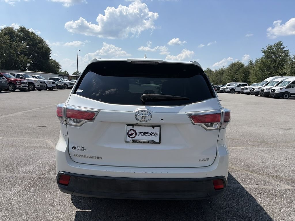 Used 2016 White Toyota XLE V6 image 6